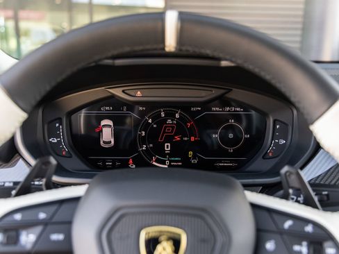 Used 2025 Lamborghini Urus SE AWD/4WD image 33