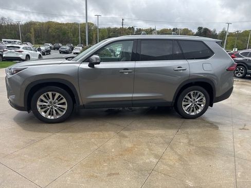 Used 2025 Toyota Grand Highlander AWD image 4