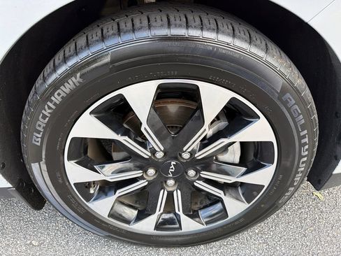 Used 2024 Kia Carnival EX FWD image 12