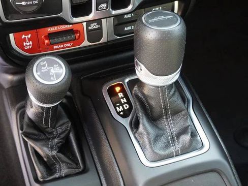 Certified 2025 Jeep Gladiator Mojave AWD/4WD image 24