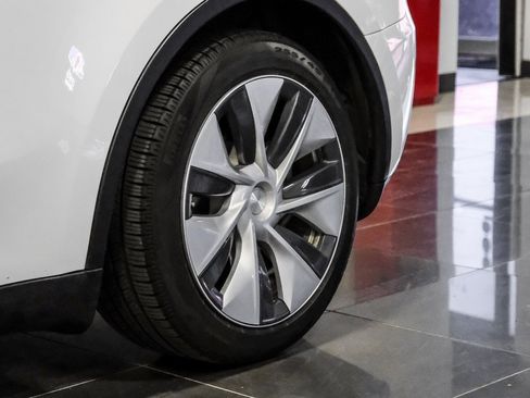 Used 2022 Tesla Model Y Long Range image 51