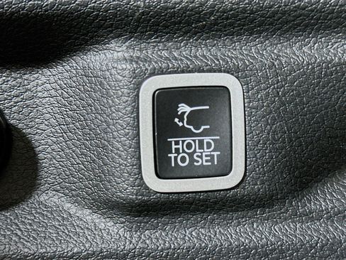 Used 2023 Jeep Grand Cherokee L Limited AWD/4WD image 32