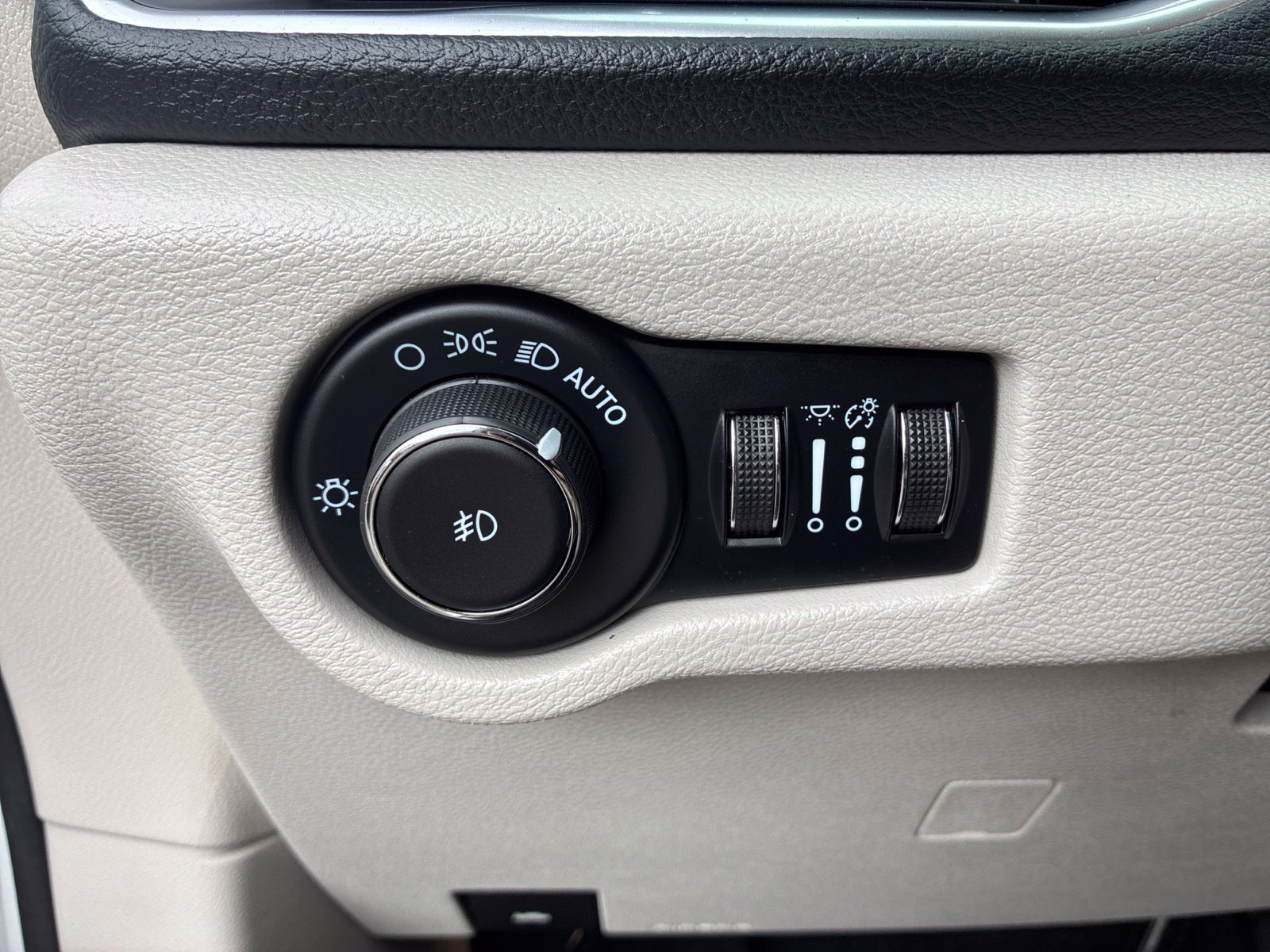 Certified 2023 Chrysler Pacifica Limited AWD/4WD image 25
