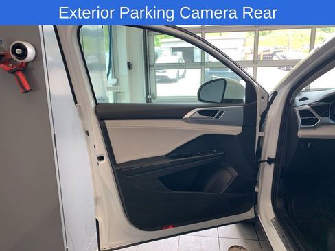 Used 2025 Volkswagen Taos SE AWD/4WD image 10