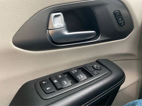 Used 2024 Chrysler Pacifica Touring-L image 34