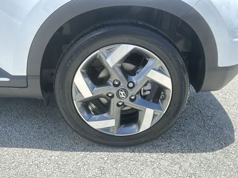 Used 2024 Hyundai Venue Limited FWD image 10