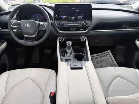 Used 2026 Toyota Grand Highlander AWD image 23