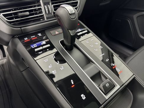 Certified 2025 Porsche Macan image 18