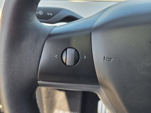 Used 2023 Tesla Model Y Performance AWD/4WD image 16