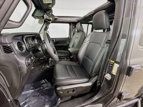 Used 2025 Jeep Wrangler Unlimited Sahara AWD/4WD image 21