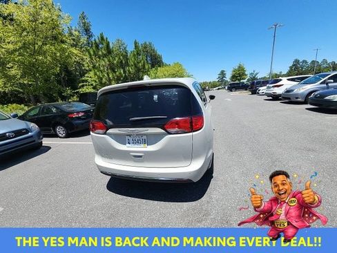 Used 2019 Chrysler Pacifica Touring Plus w/ Advanced Safetytec Group FWD image 14