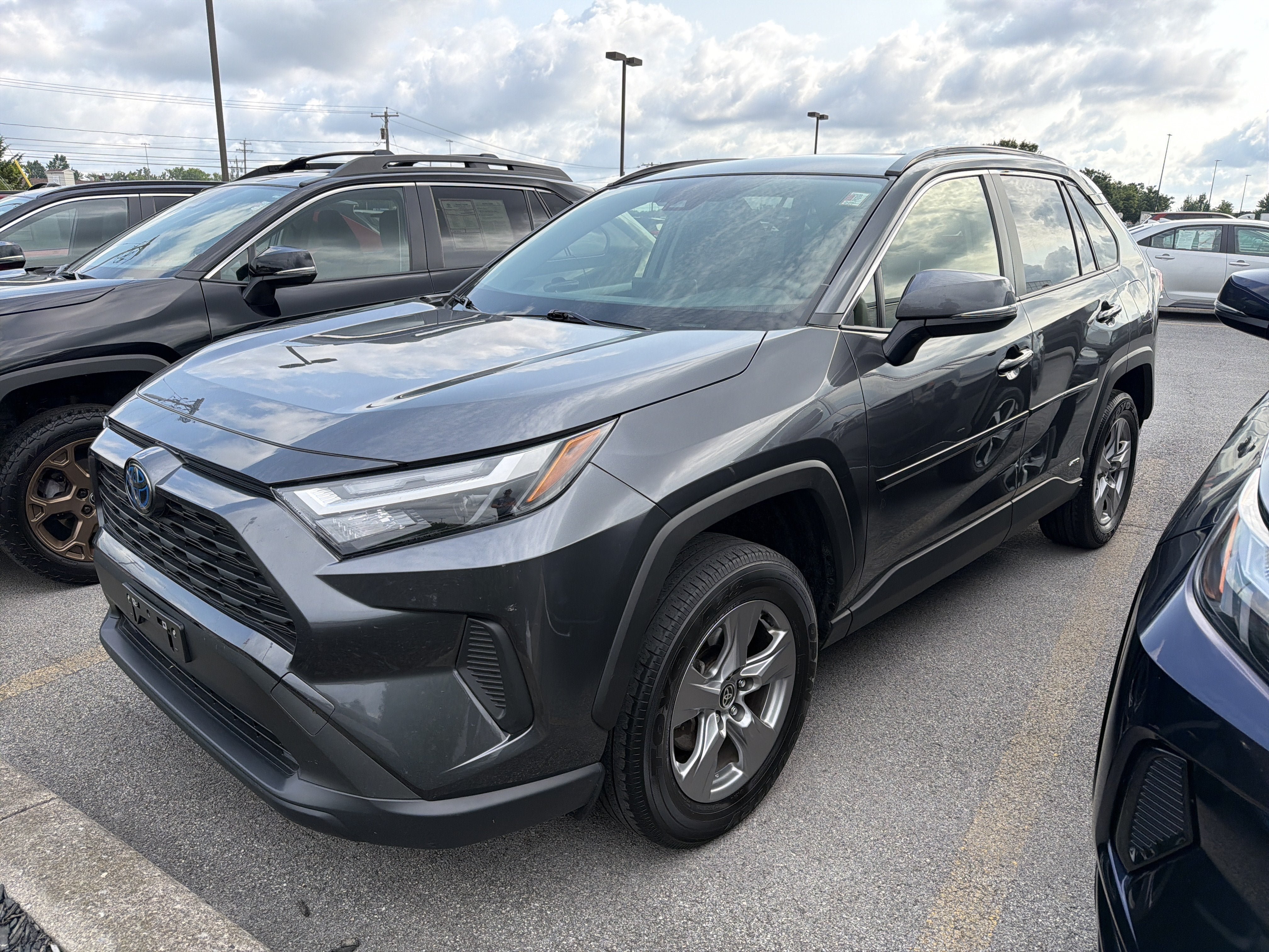 Used 2023 Toyota RAV4 XLE w/ Convenience Package AWD/4WD image 4