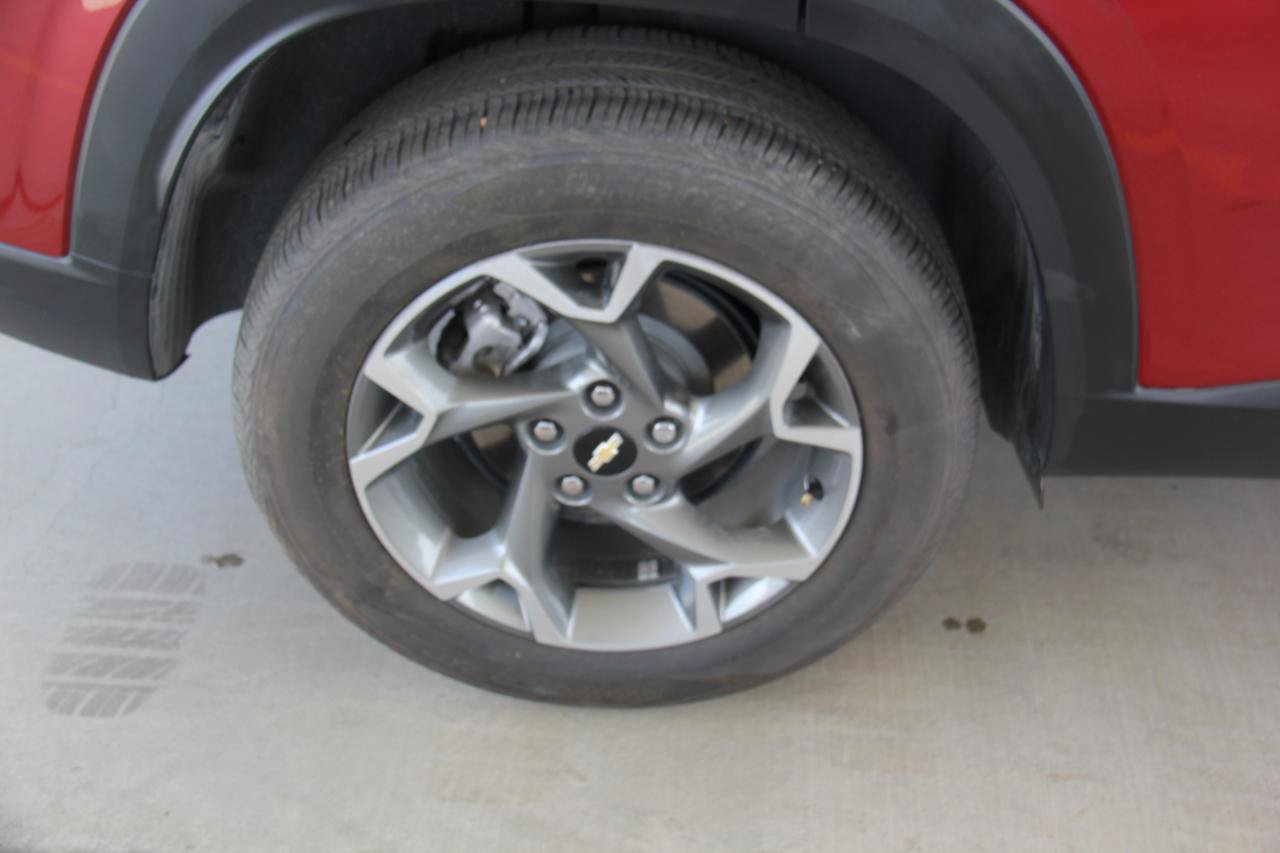 Used 2025 Chevrolet Trax LT w/ LT Convenience Package FWD image 28