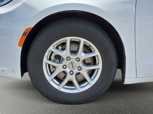 Certified 2024 Chrysler Pacifica Touring-L FWD image 30