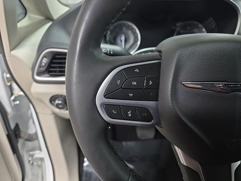 Used 2023 Chrysler Pacifica Touring-L image 19