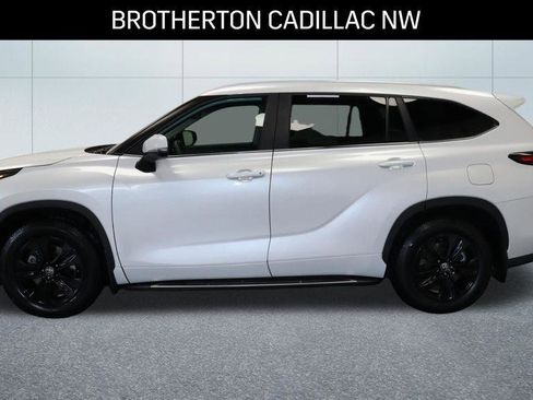 Used 2024 Toyota Highlander XLE AWD/4WD image 2