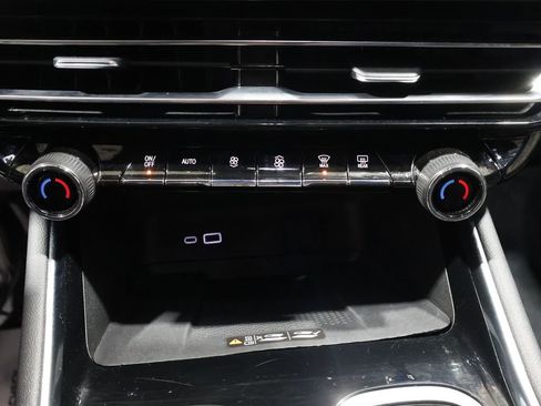 Used 2024 Chevrolet Traverse LT image 34