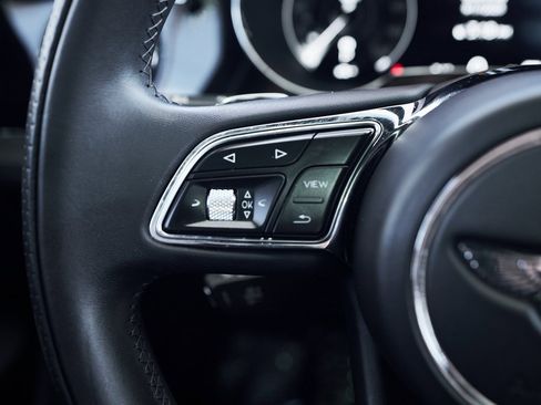 Used 2022 Bentley Bentayga image 38