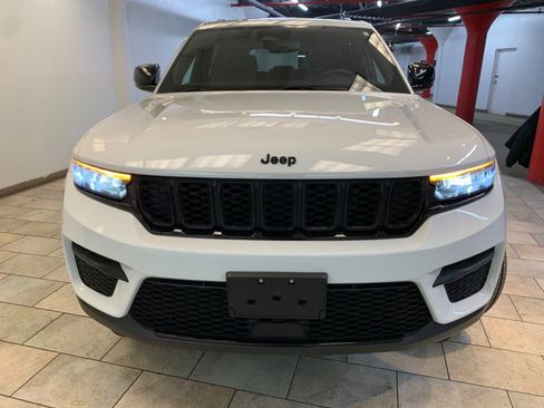 Used 2023 Jeep Grand Cherokee Altitude image 3