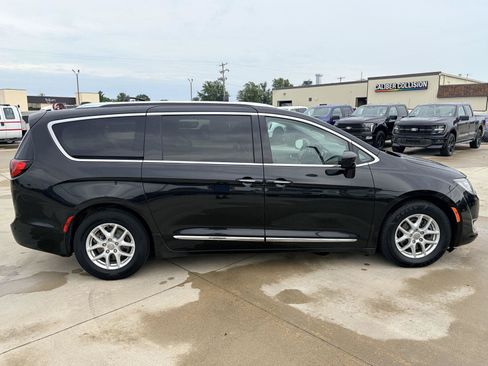 Used 2020 Chrysler Pacifica Touring-L FWD image 39