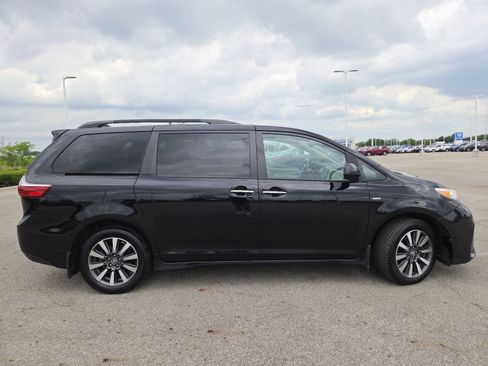 Used 2019 Toyota Sienna XLE w/ XLE Navigation Package AWD/4WD image 18