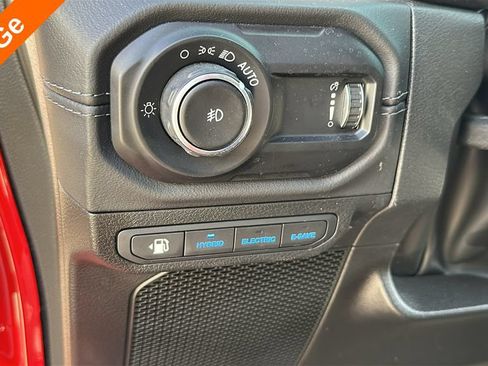 Used 2025 Jeep Wrangler Unlimited Sahara AWD/4WD image 16