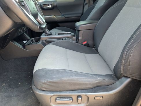 Used 2021 Toyota Tacoma TRD Off-Road w/ Technology Package AWD/4WD image 7