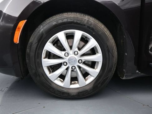 Used 2018 Chrysler Pacifica Touring-L FWD image 26