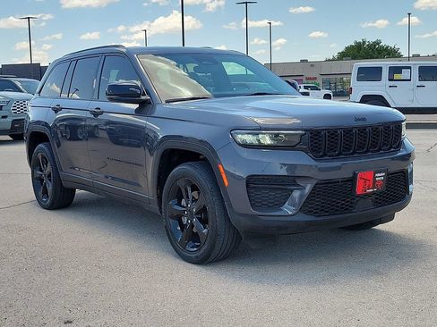 Used 2023 Jeep Grand Cherokee Altitude AWD/4WD image 7