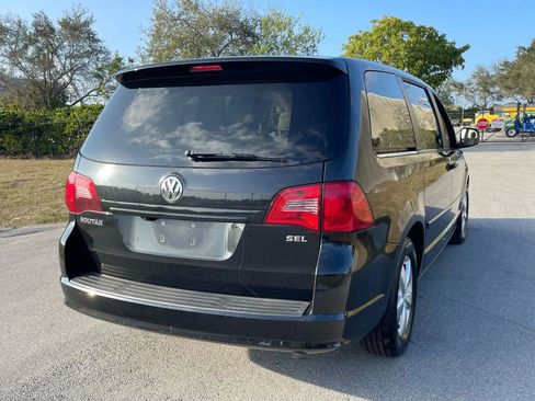 Used 2010 Volkswagen Routan SEL FWD image 8