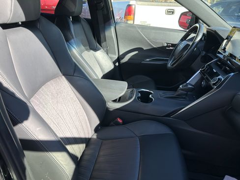 Used 2021 Toyota Venza XLE image 6