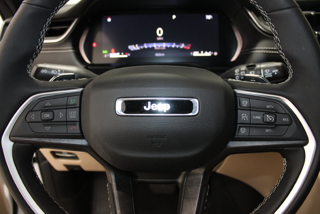Used 2025 Jeep Grand Cherokee L Limited AWD/4WD image 12