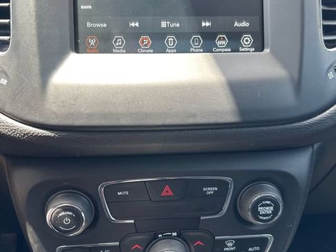 Used 2019 Jeep Compass Latitude FWD image 23