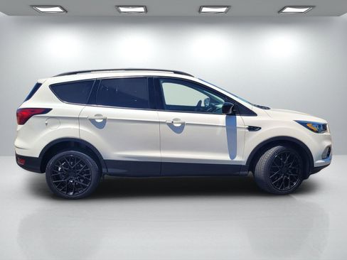 Used 2019 Ford Escape SE FWD image 3