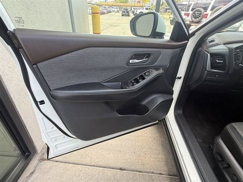 Used 2021 Nissan Rogue SV AWD/4WD image 18