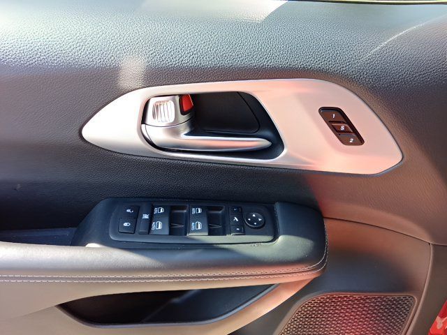 Used 2025 Chrysler Pacifica Limited FWD image 8