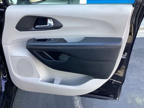 Used 2024 Chrysler Pacifica Touring-L image 24