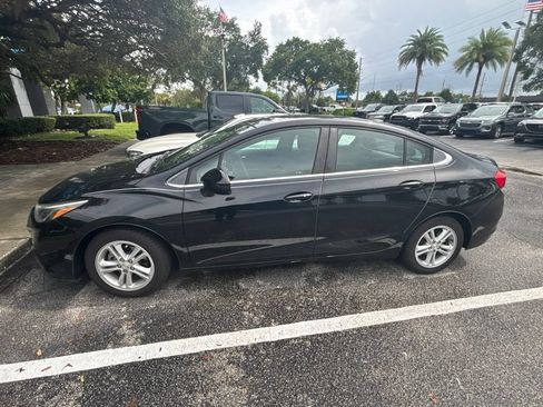 Used 2018 Chevrolet Cruze LT w/ Convenience Package FWD image 3