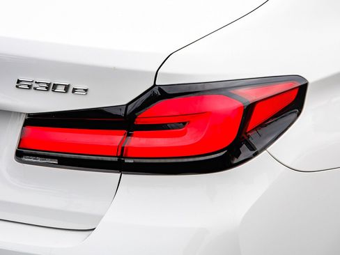 Used 2021 BMW 530e w/ Parking Assistance Package image 8