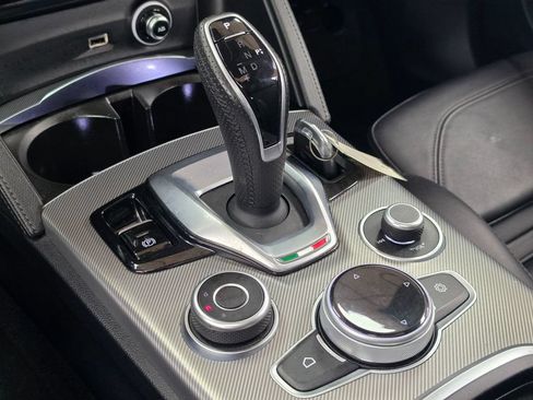 Used 2023 Alfa Romeo Stelvio Veloce AWD/4WD image 39