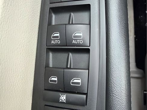 Used 2023 Chrysler Pacifica Touring-L FWD image 18