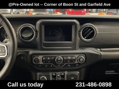 Used 2018 Jeep Wrangler Unlimited Sahara AWD/4WD image 19