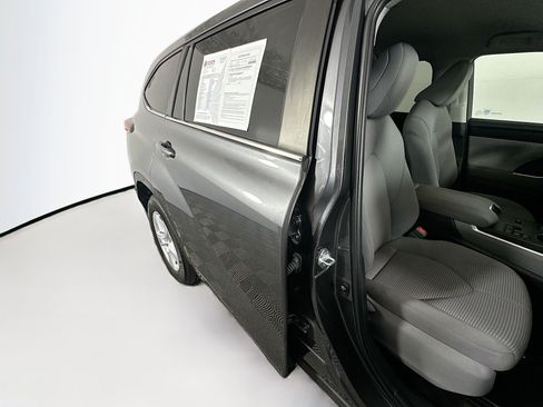 Used 2023 Toyota Highlander LE FWD image 28