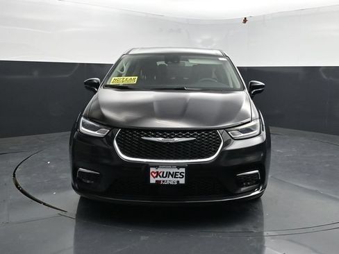 Used 2024 Chrysler Pacifica Touring-L FWD image 2