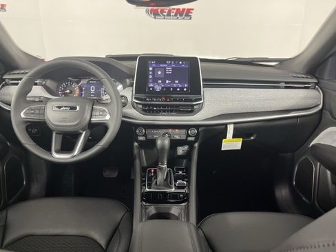 New 2025 Jeep Compass Latitude image 11