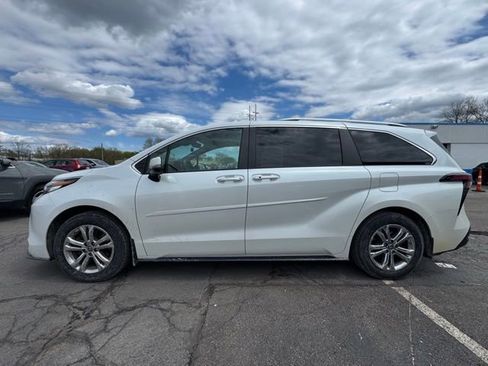 Used 2022 Toyota Sienna Platinum AWD/4WD image 5