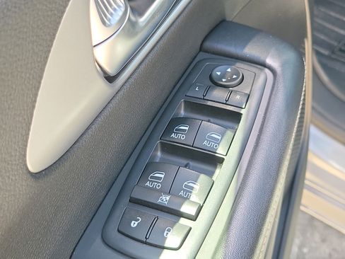 Used 2019 Chrysler Pacifica Touring-L Plus w/ Advanced Safetytec Group FWD image 16