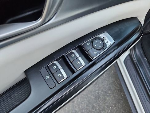 Used 2024 Kia Carnival LX image 26