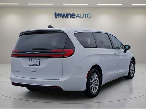 Used 2025 Chrysler Pacifica Select FWD image 5