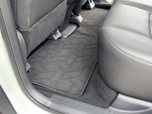 Used 2025 Nissan Ariya FWD image 32